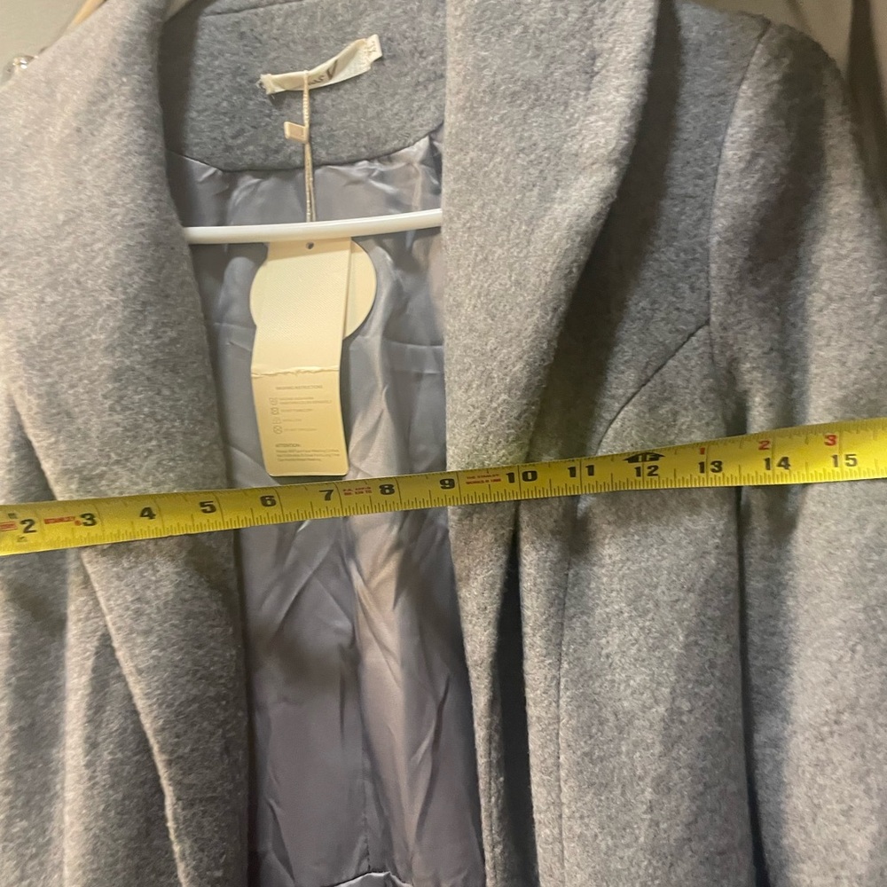 Sophisticated Gray Trench Coat with Wool-Like Texture - Picture 6 of 10